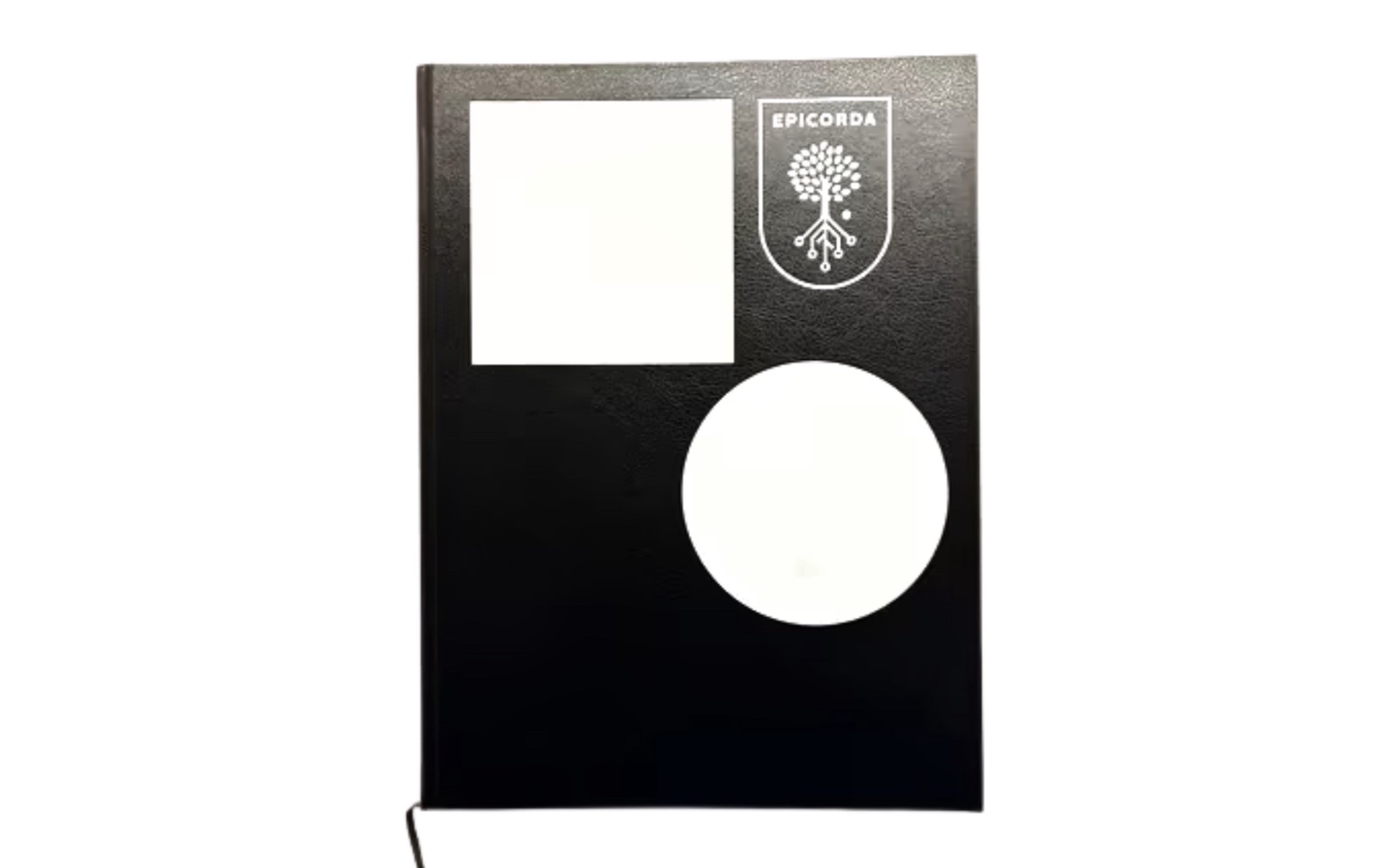 Het Epicorda-boek: zwarte band met een wit vierkant, een witte cirkel en het embleem met de boom