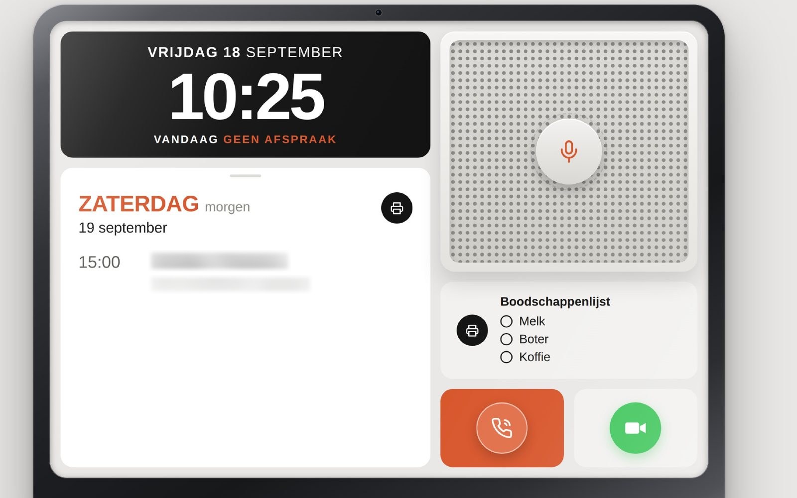 De iPad met het rustscherm van James: dag, datum, uur, de eerstvolgende afspraak met adres en ingang, een spreekknop, de boodschappenlijst en een noodknop