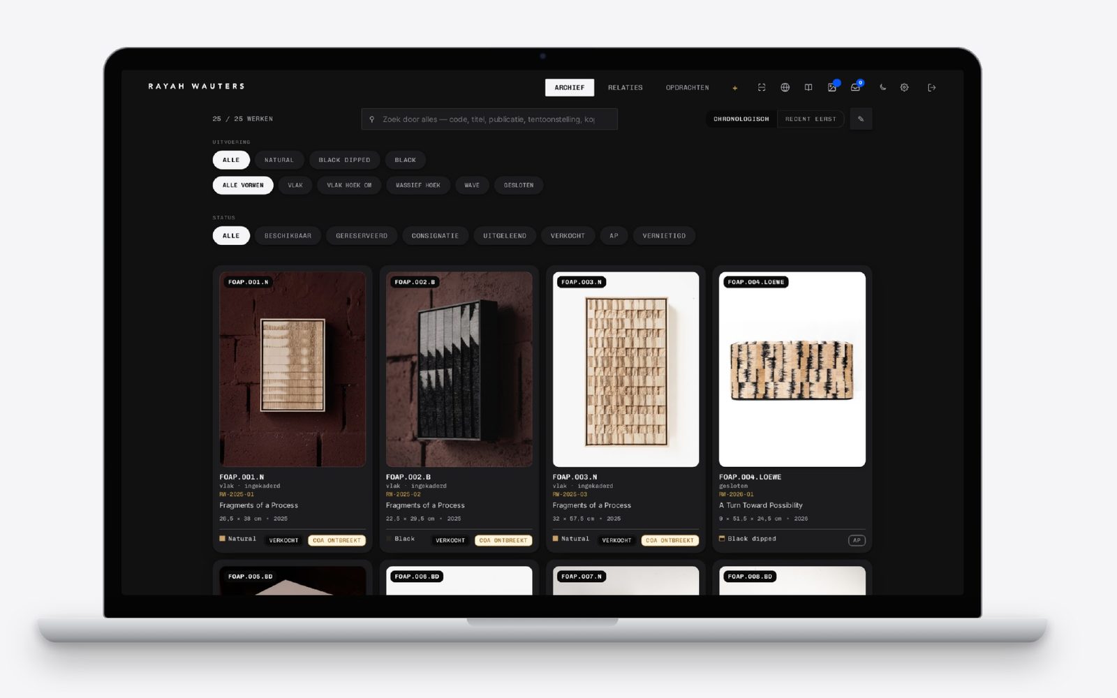 Het archief in de browser: 25 werken in een raster, elk met cataloguscode, archiefnummer, afwerking en status, met filters op uitvoering, vorm en status