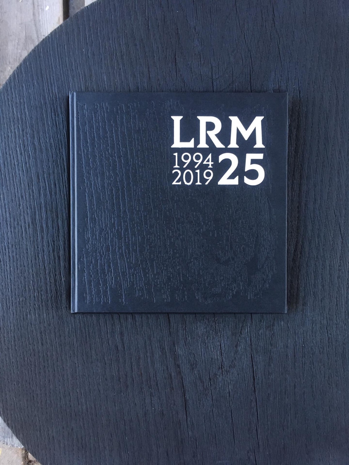 Het LRM-boek op het carbonzwarte tafelblad