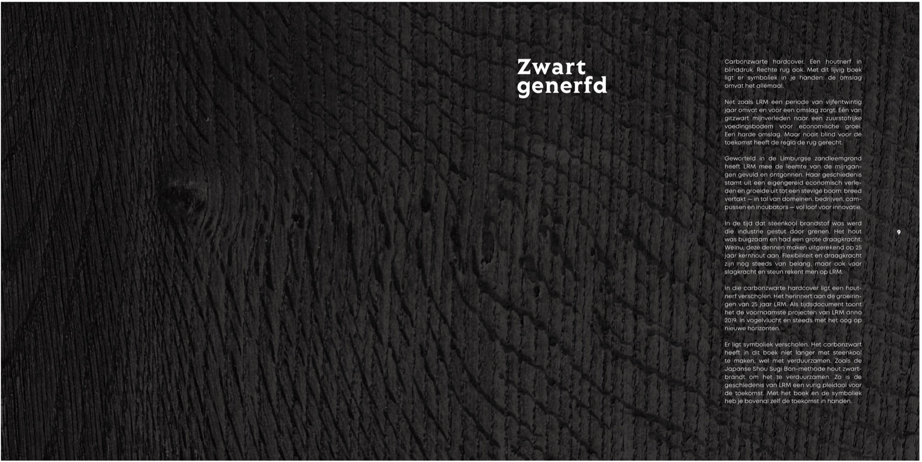 Openingsspread van het LRM-boek: zwart, generfd hout over twee pagina's
